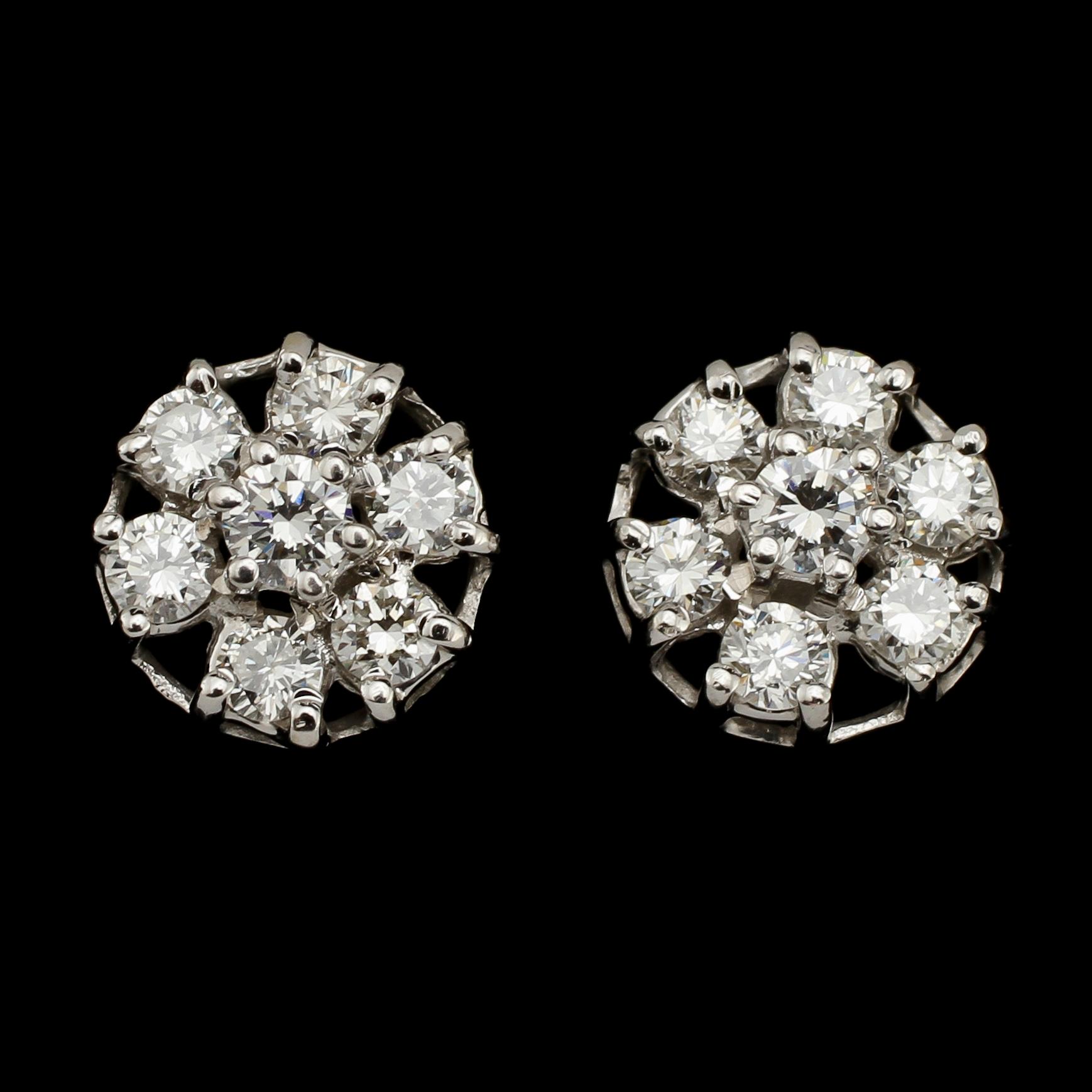 ÖRHÄNGEN, ett par, 18k vitguld med briljantslipade diamanter tot ca 1.0 ct, 1900-talets senare hälft. Vikt 3 g.