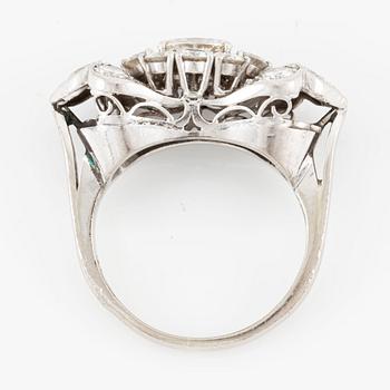 Ring, 18K white gold set with brilliant-cut diamonds and a cushion-cut diamond.