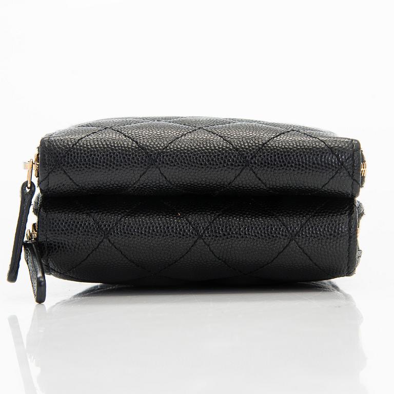 Chanel, "O-porte tel a chaine" väska, 2020.