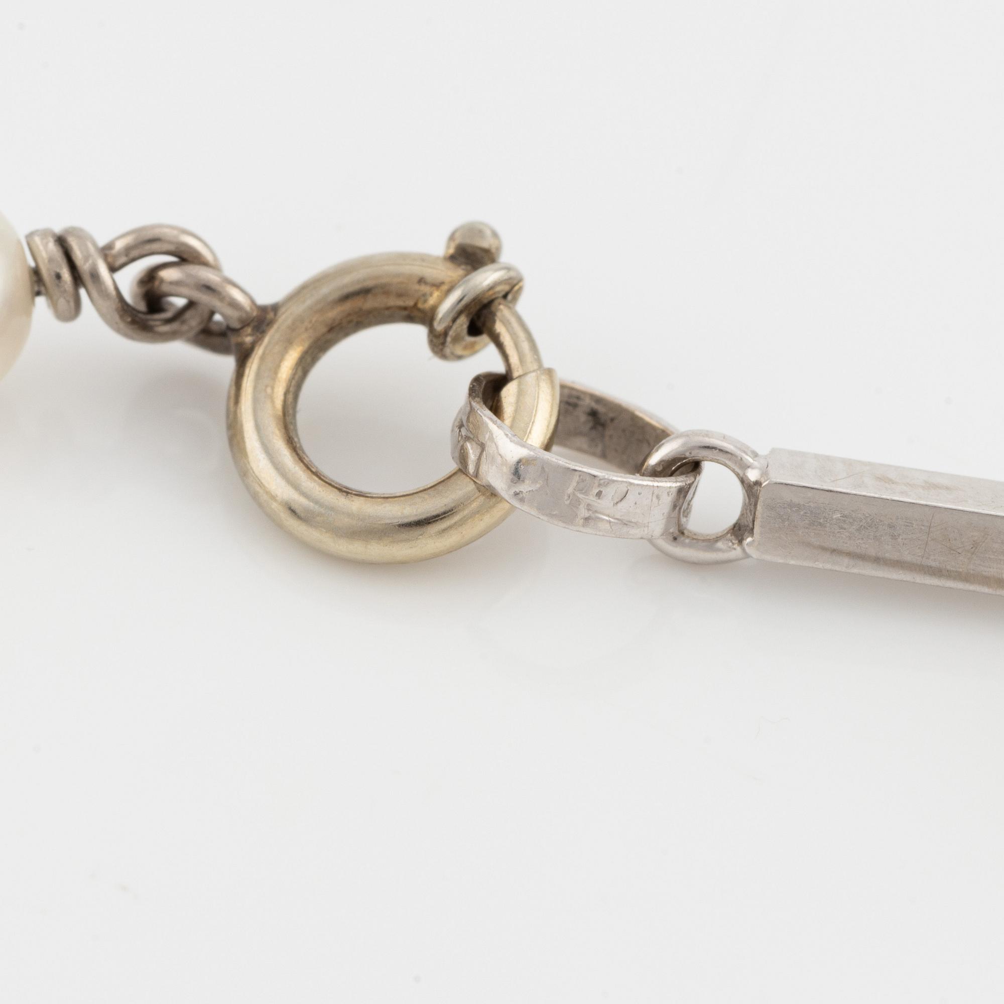 Bracelet, 18K white gold with cultured pearls.