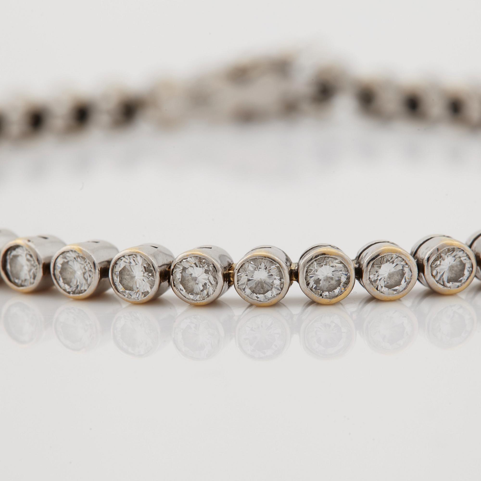 ARMBAND, med briljantslipade diamanter totalt ca 4.80 ct.