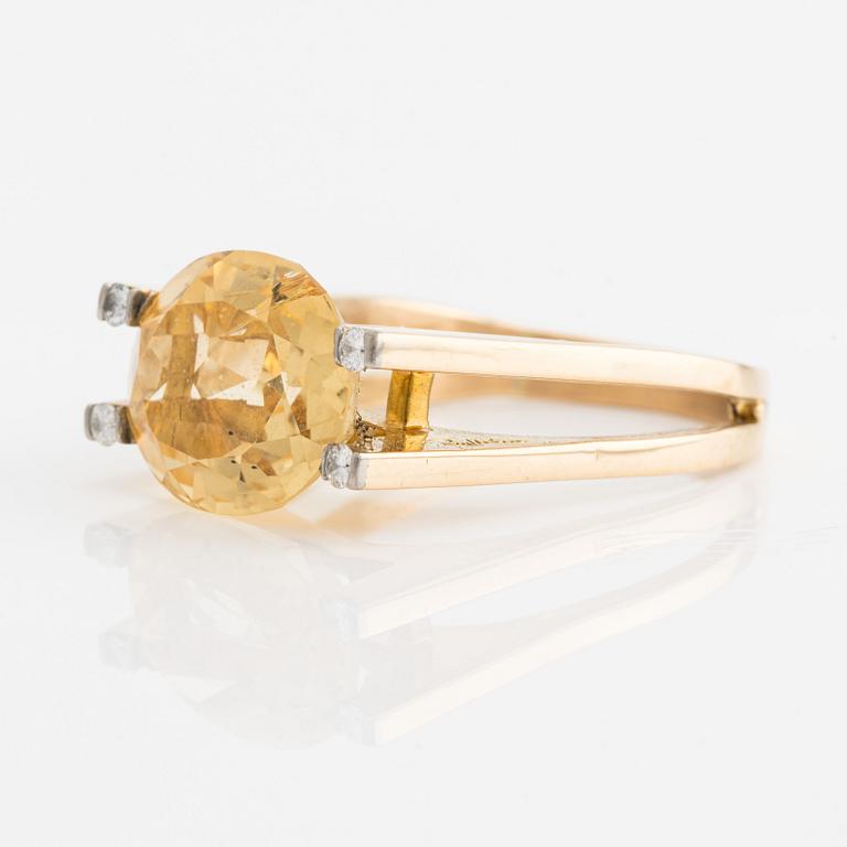 Ring 18K guld med en fasettslipad citrin och runda briljantslipade diamanter, Stockholm 1975.