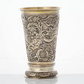 Bägare, silver, dubbelslagen mästarstämpel  sannolikt Jacob Fleichman (verksam i Arensburg 1675-1698).