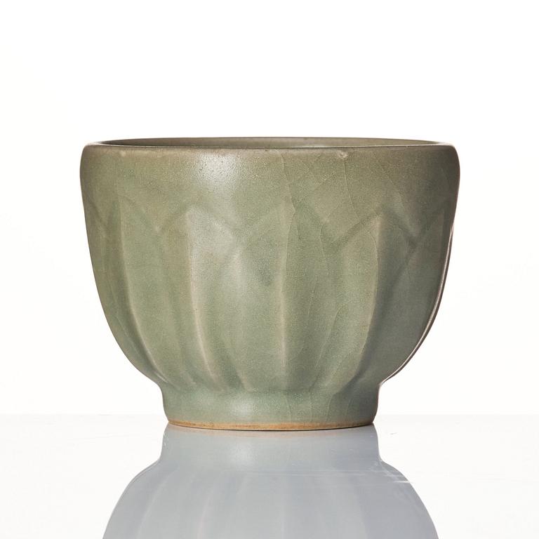 A celadon glazed lotus shaped cup, Yuan/Ming dynasty.