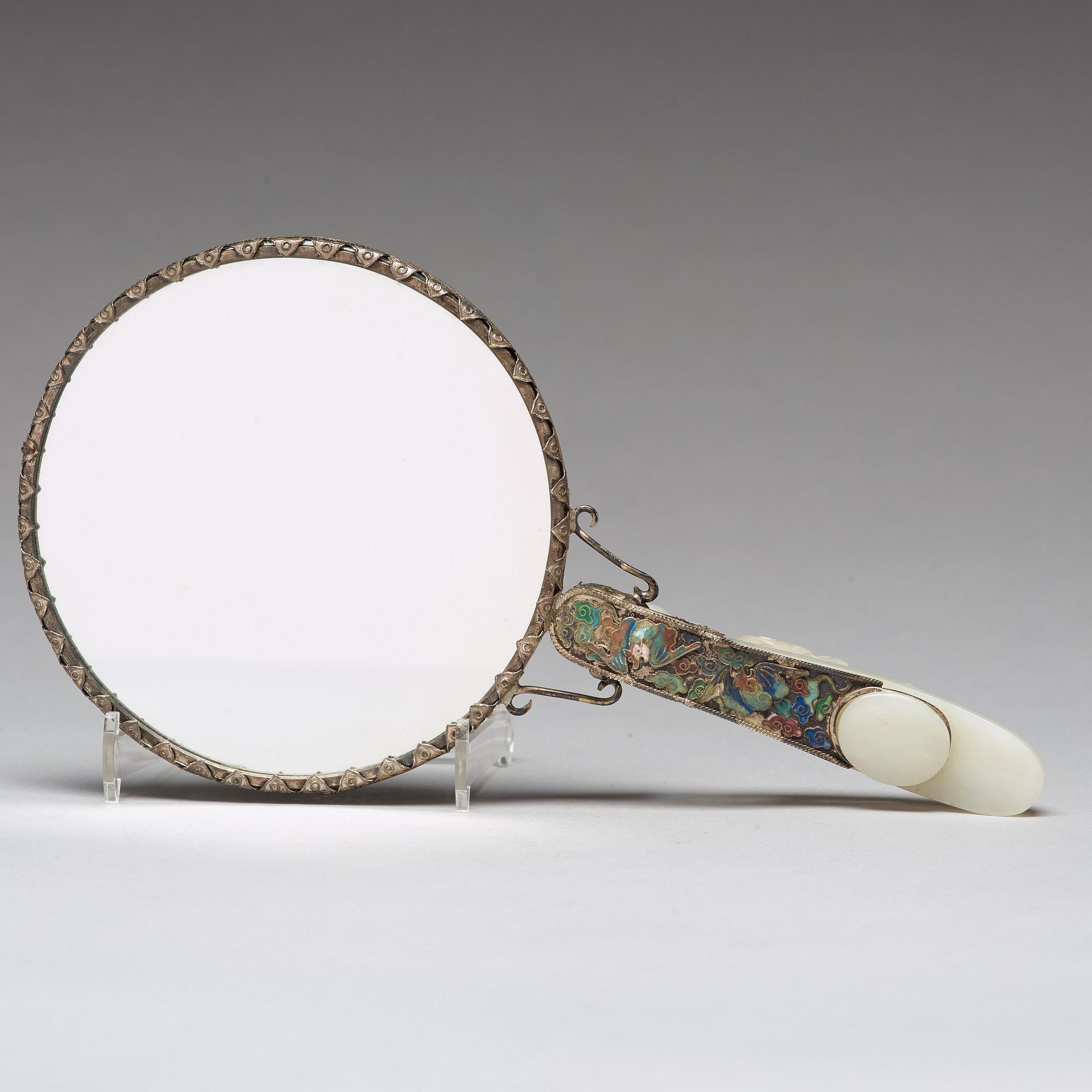 HANDSPEGEL, nefrit och silver. Kina, tidigt 1900-tal.