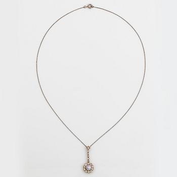 Hängsmycke med en boutonformad pärla och gammalslipade diamanter.