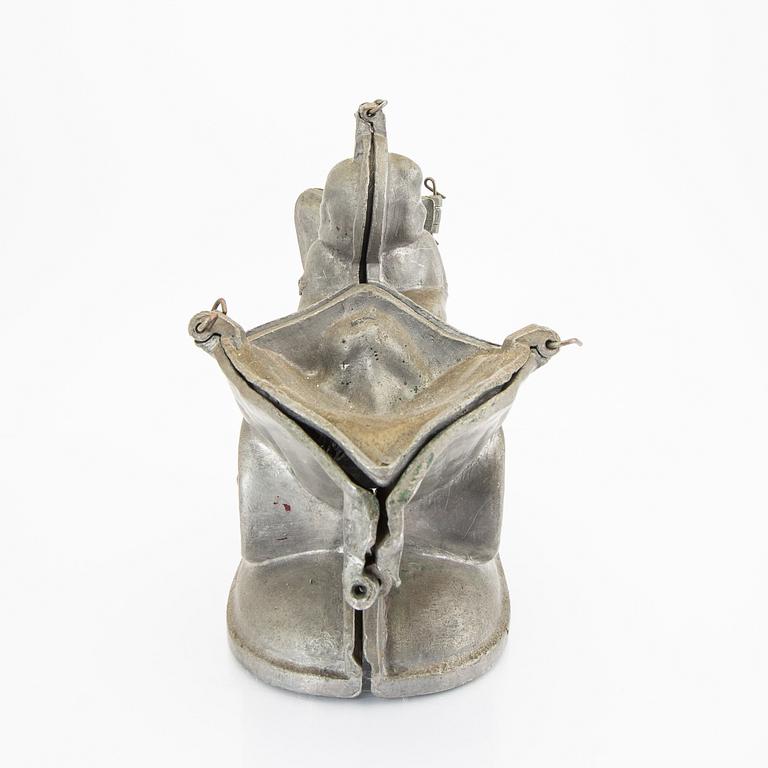 A set of four pewter icecream moulds around 1900.
