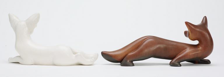 Two Gunnar Nylund stoneware figures of foxes, Rörstrand.