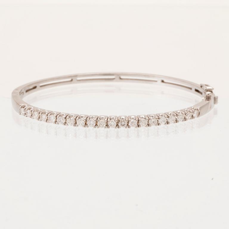 An 18K white gold bracelet set with round brilliant-cut diamonds.