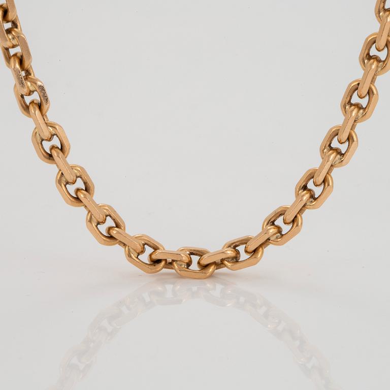 An 18K gold necklace.