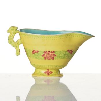 Koppar, två stycken, keramik samt kanna, porslin. Qing dynastin, 1800-tal.