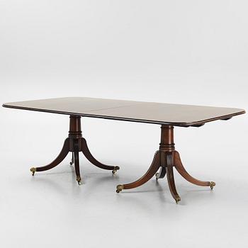 A mahogany George III-style diining table, later part of the 20th century.