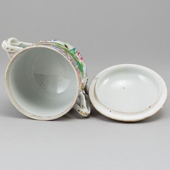 KOPP med LOCK, samt SKÅL, porslin. Qingdynastin, Kanton, sent 1800-tal.