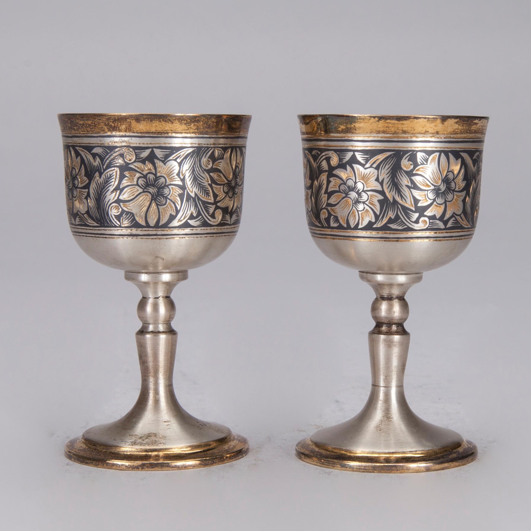 SUPKOPPAR, 2 st, förgyllt silver samt niello, Sovjetunionen 1900-talets slut. Tot. vikt ca 148,9 g.