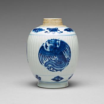 907. A blue and white jar, Qing dynasty, Kangxi (1662-1722).