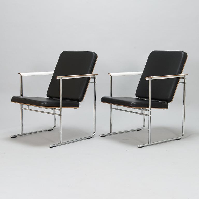 Yrjö Kukkapuro, A pair of armchairs, "Skaala 474", Avarte Finland, late 20th century.