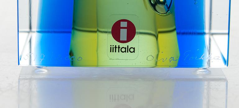 OIVA TOIKKA, a glass cube signed Oiva Toikka Nuutajärvi 2007 517/2000.
