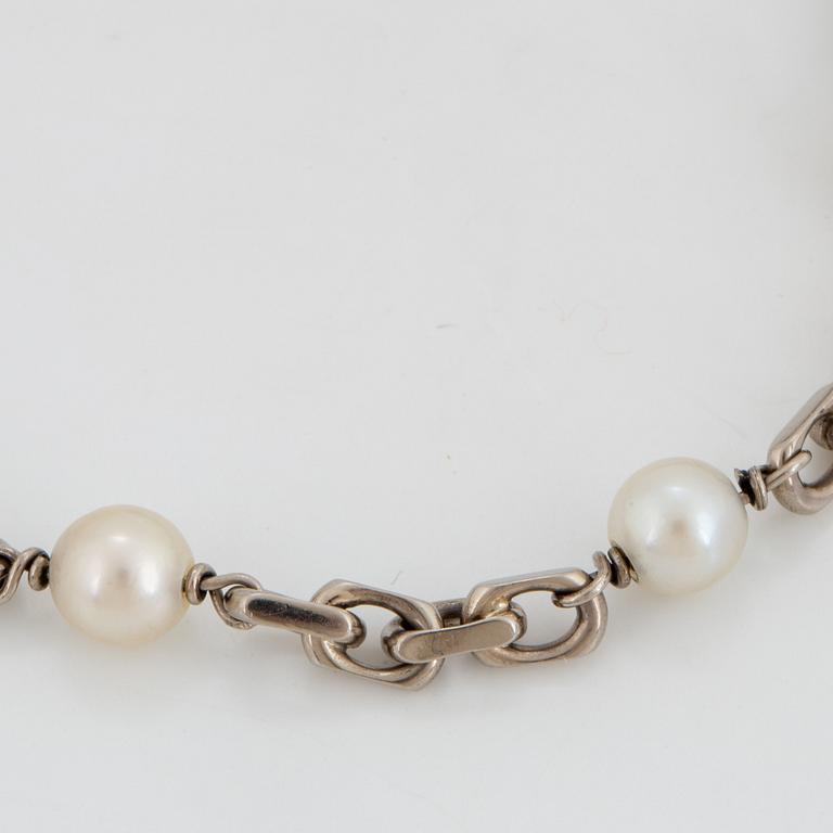 18K white gold bracelet with pearls.