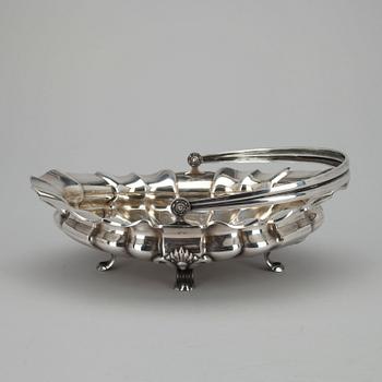 BRÖDKORG, 813 silver, Kultakeskus 1945. Vikt 638 g.