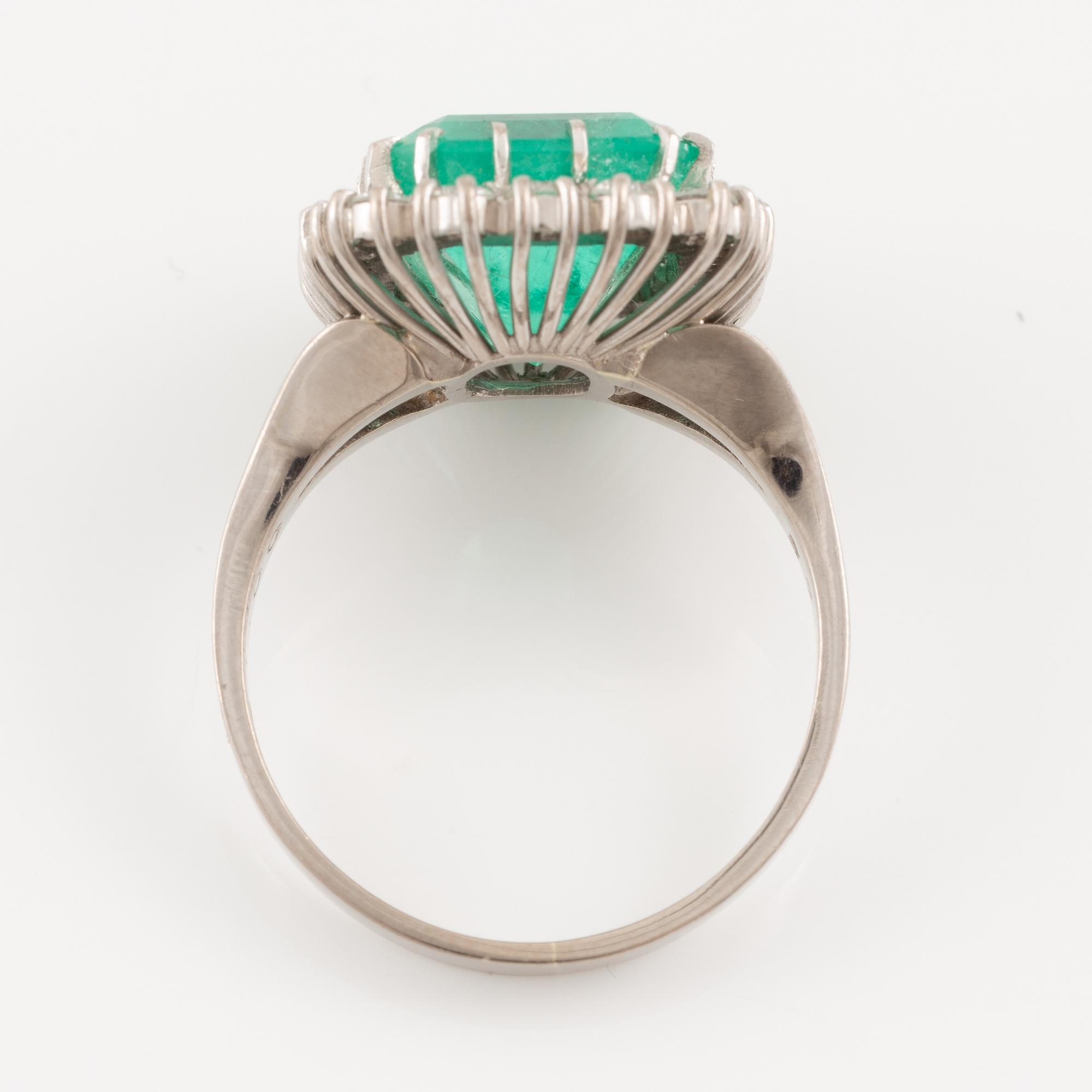 Ring, cocktailring, 18K vitguld med smaragdslipad smaragd och briljantslipade diamanter.