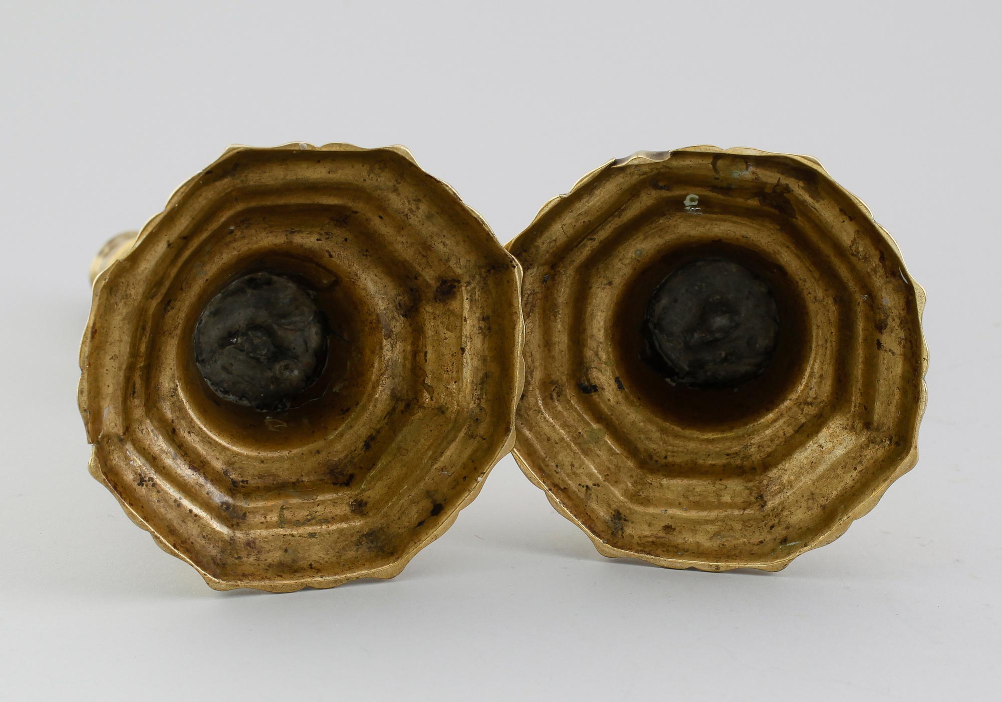 LJUSSTAKAR, 1 par, mässing, barock, 1700-tal.