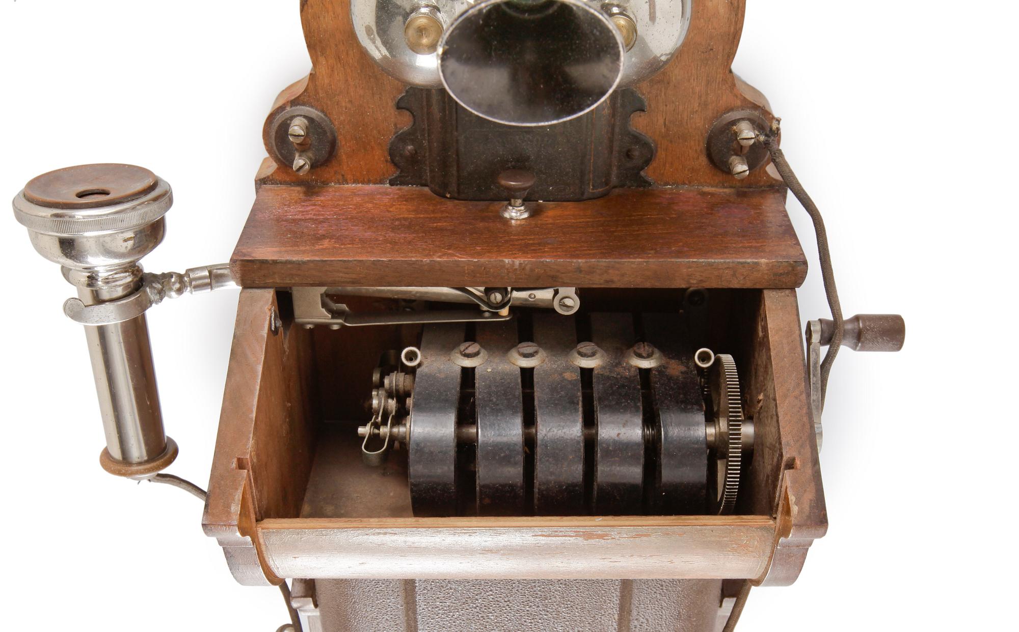VÄGGTELEFON. LM Ericsson, sekelskiftet 1900.