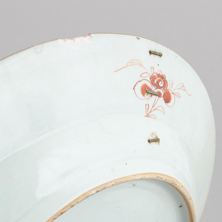 A famille rose dish, Qing dynasty, Yongzheng (1723-35).