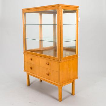 A mid-20th century display cabinet, Lahden Puutyö.