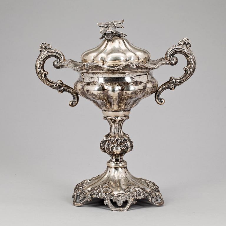 KONFEKTSKÅL, silver, nyrokoko, Stockholm 1800-talets andra hälft. Otydliga stämplar. Vikt ca 750 g.