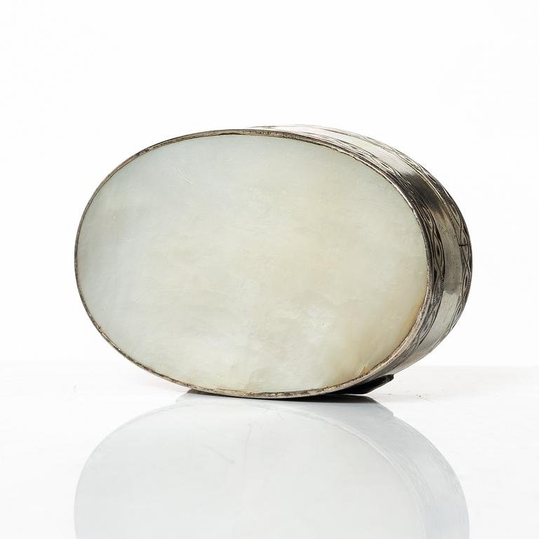 Lars Hessling, dosa, silver och pärlemor, Linköping (verksam 1775-1799 (1800)).