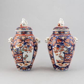 A pair of imari vases with covers, Japan, Meiji period (1868-1912).