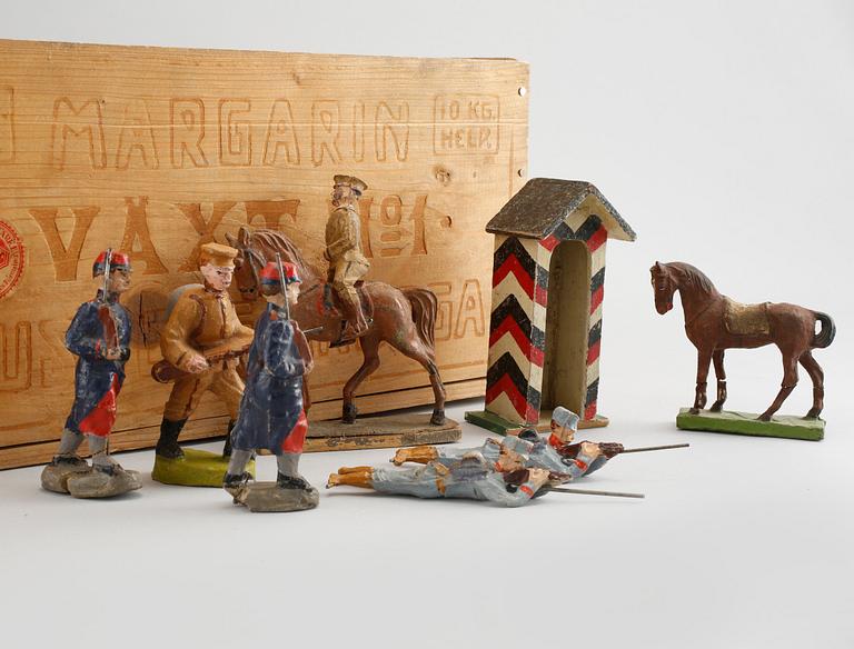 39 toy soldiers, 20th century.