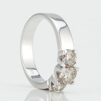 RING, vitguld 14K. Briljantslipade diamanter. Mittstenen 0,65ct, K/SI1 + sidostenarna tot. 0,70 ct. Vikt 4,6 g.