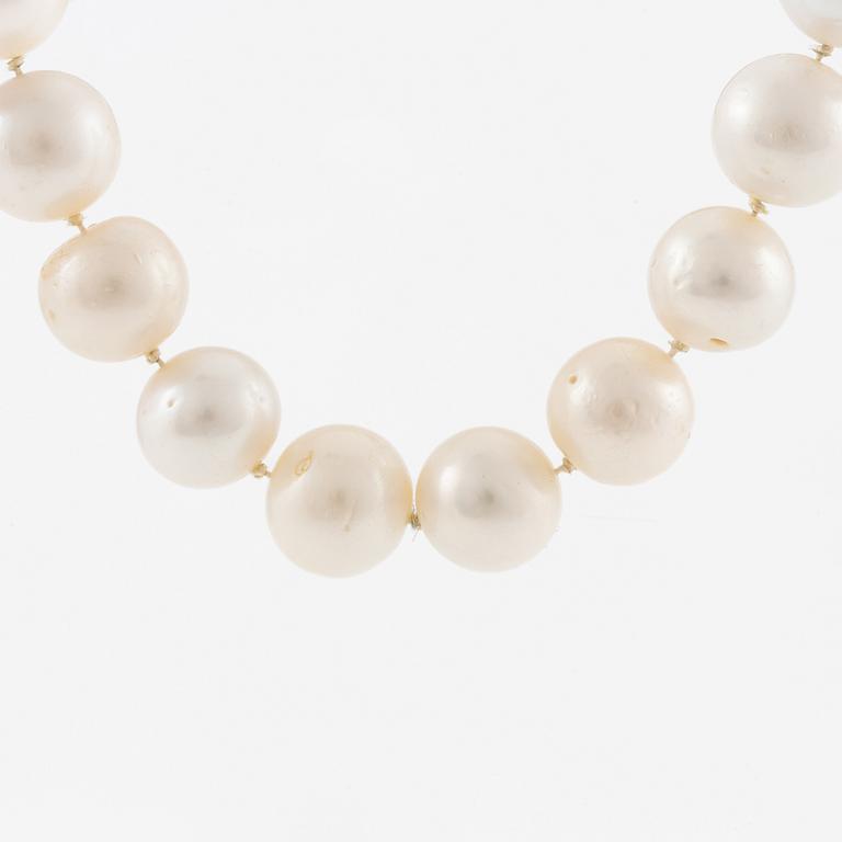 Pearl necklace, cultured freshwater pearls, clasp by Jarl Sandin in 18K gold with small brilliant-cut diamonds.