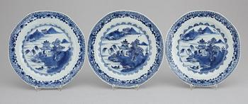 A set of five blue and white plates, Qing dynasty, Qianlong (1736-95).