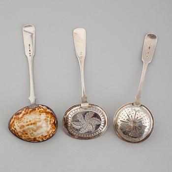 STRÖSKEDAR, 2 st samt SÅSSLEV, silver, Finland, 1800-talets mitt. Vikt ca 139 gram.