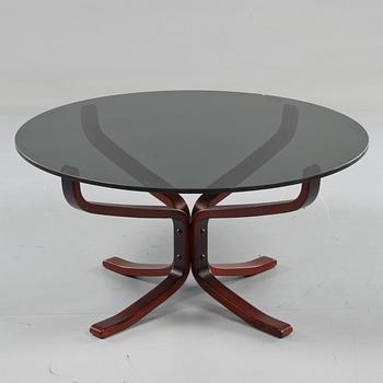 FÅTÖLJER, ett par, "Falcon chair", samt BORD, Sigurd Russel, Vatne möbler, Norge, 1970-tal.