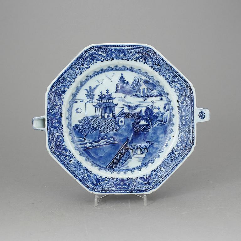 VÄRMETALLRIK, porslin, Qianlong, Kina 1700-tal.
