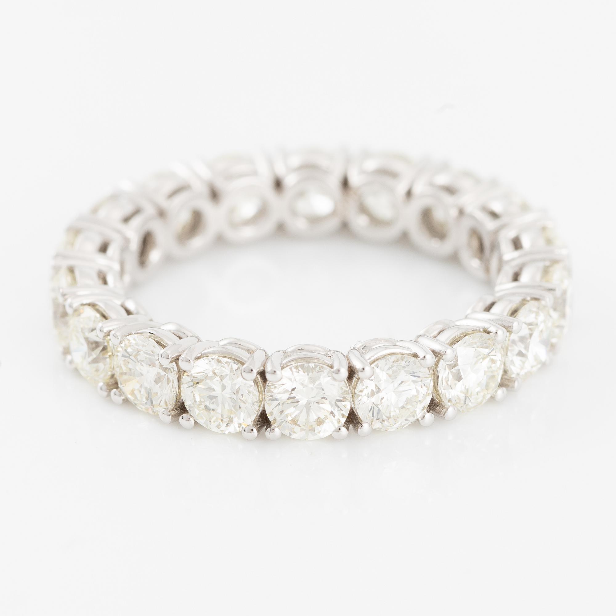 Ring full eternity 18K white gold with brilliant-cut diamonds.