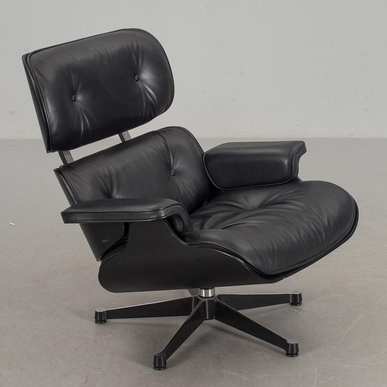 FÅTÖLJ, Charles & Ray Eames, "Lounge Chair", modellen formgiven 1956. Vitra/Herman Miller.