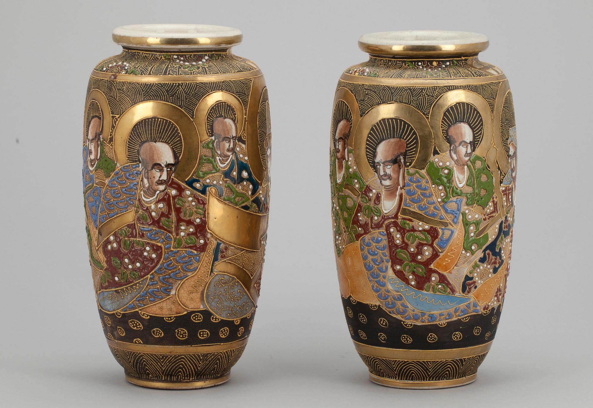 VASER, ett par, porslin, Satsuma, Japan.