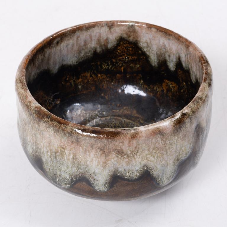 Teskål, 'Chawan' 茶碗, raku-keramik, s.k. 'ohhi ware', Japan, med signerad tomobako 共箱.