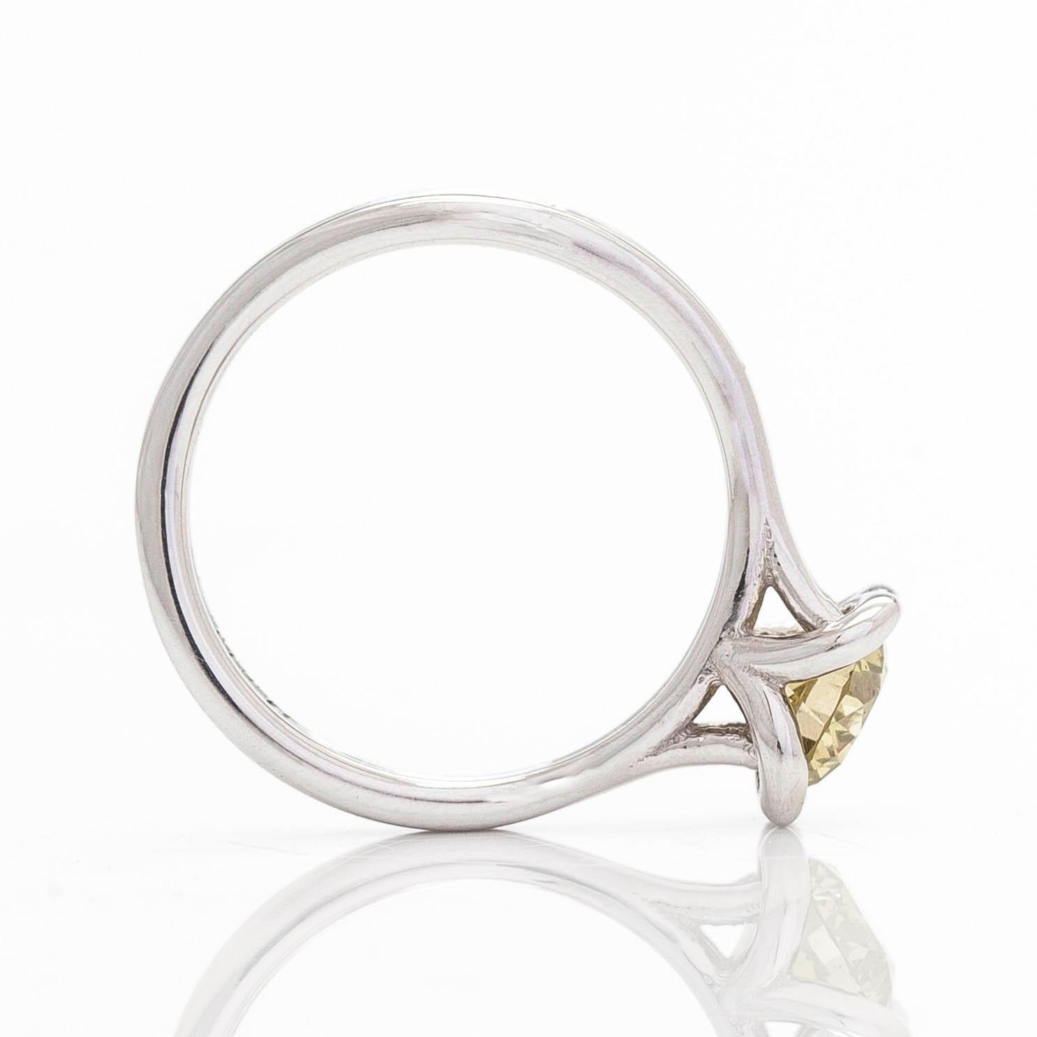 Ring, 18K vitguld med färgbehandlad gul diamant.