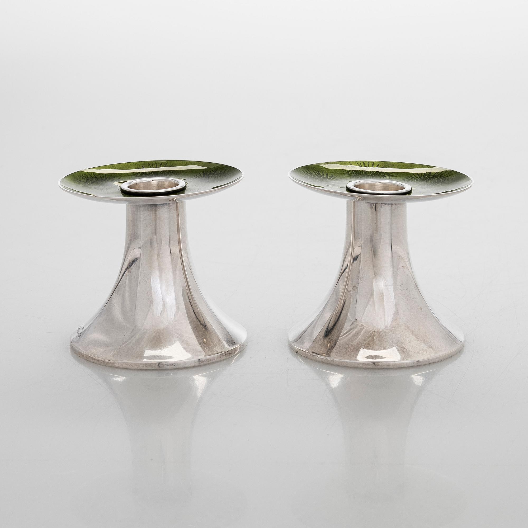 Eva Hidström, kynttilänjalkapari, sterlinghopea, emali, Kultakeskus, Hämeenlinna 1969.