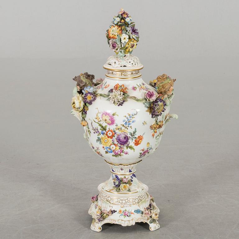 A HUGE PORCELAIN VASE WITH COVER, Germany 20th century.