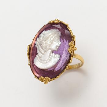 An 18K gold ring with a amethyst and MOP cameo.