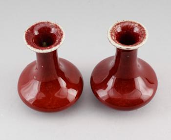 VASER, 1 par, porslin, sang-de-bouef, Kina, 1900-tal.