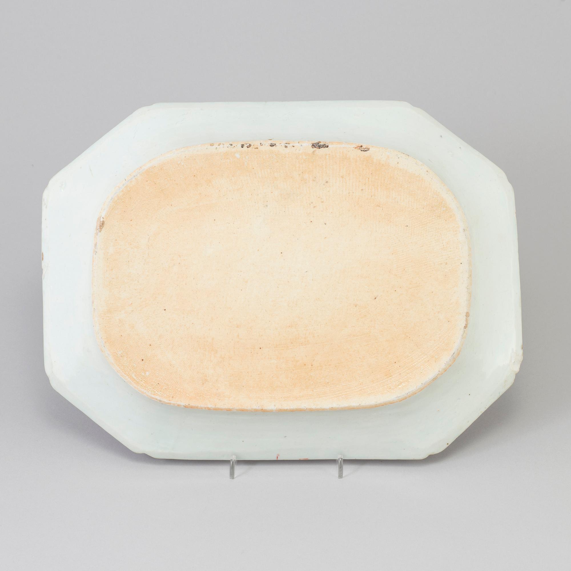 A Chinese blue and white porcelain charger, Qing dynasty, Qianlong (1736-95).