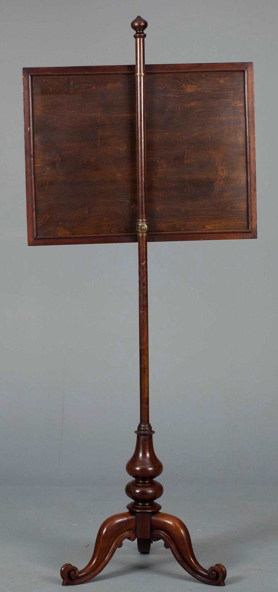 BRASSKYDD. Biedermeier, delvis mahogny, korsstygnsbroderi.