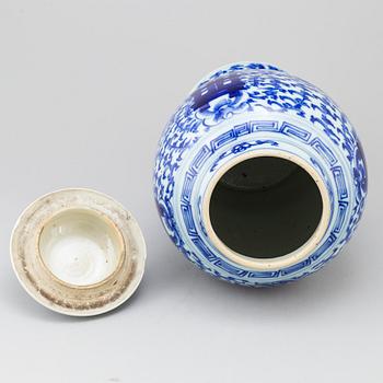 A blue and white vase with cover, Qing dynasty, 19th century.